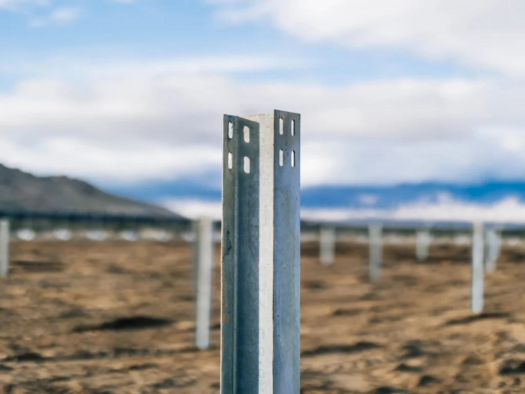 公式画像ソース：Built Robotics「The World’s First Autonomous Piling System for Utility-Scale Solar」