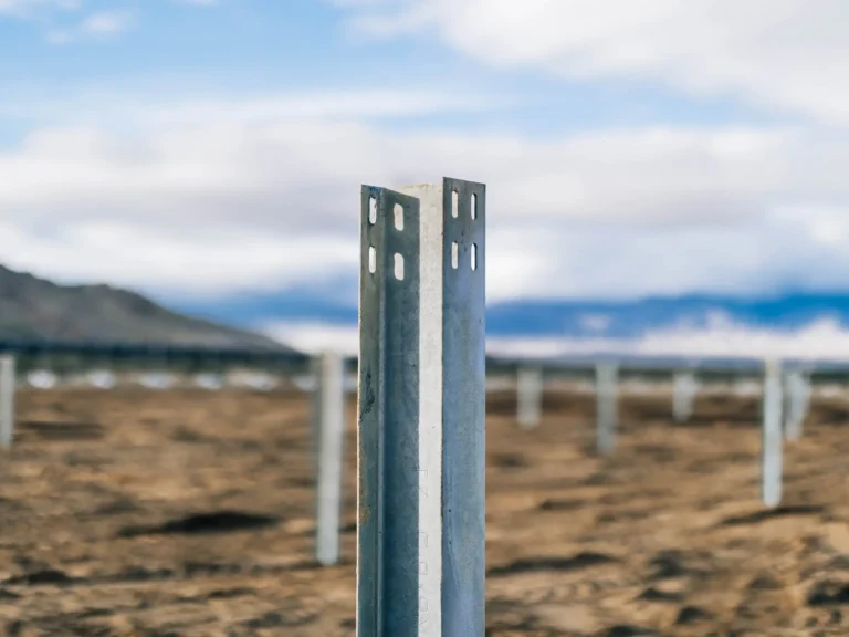 公式画像ソース：Built Robotics「The World’s First Autonomous Piling System for Utility-Scale Solar」