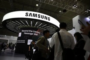 サムスン、好業績でも株価下落 AI半導体市場の今後をどう見るべきか AI半導体市場の成長を背景に好業績を発表したサムスン電子とデータセンター向けメモリチップのイメージ