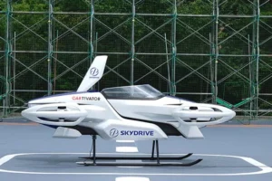 SkyDriveが山口県で高速飛行デモを実施 日本の次世代モビリティ実現へ前進 SkyDriveの3人乗りeVTOL「空飛ぶクルマ」が山口県で高速飛行デモを実施する様子