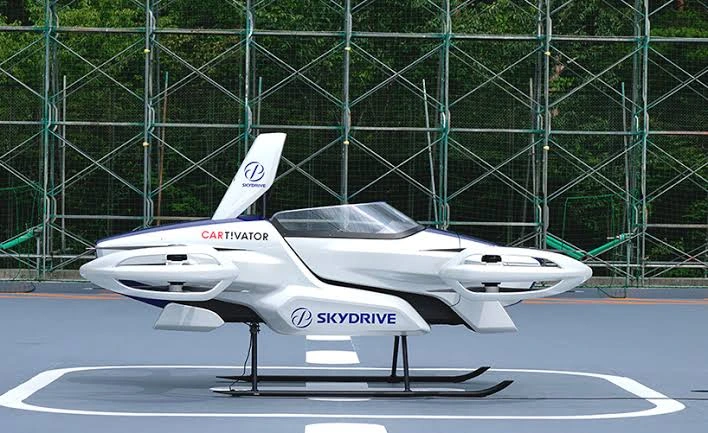 SkyDriveの3人乗りeVTOL「空飛ぶクルマ」が山口県で高速飛行デモを実施する様子