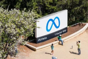 MetaのAI活用を巡る訴訟──医療・育児休暇中の従業員への影響が問われる MetaによるAI活用の人事評価を巡る訴訟をイメージした画像。AIと雇用、人事判断、従業員の権利に関する議論を表現している。