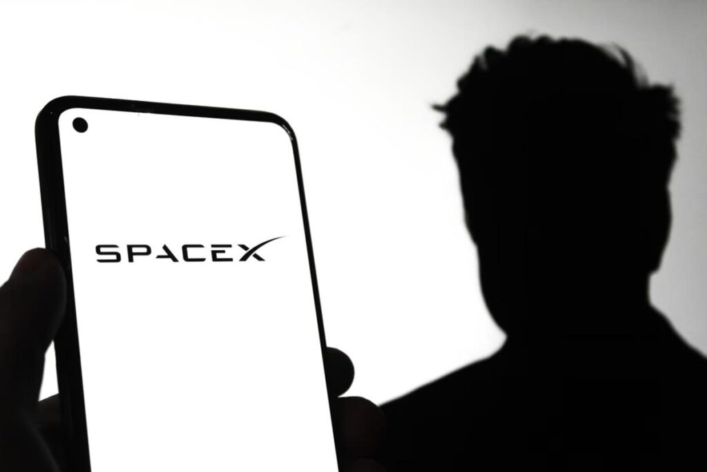 SpaceX 携帯キャリア — SpaceX、携帯電話キャリア事業への本格参入を計画か IPO申請書類で野心的な収益目標が明らかに
